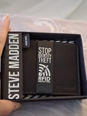 Steve Madden Men's Passcase Leather Bifold Wallet